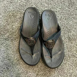 Crocs Sanrah Flip Flop Wedge Black with Gold Circle Women Size 6